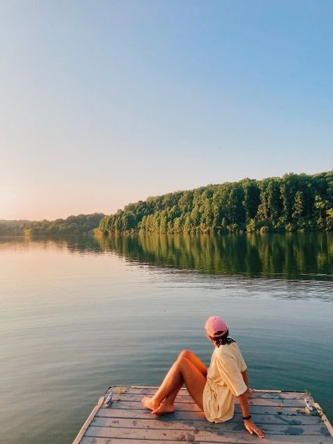 Aesthetic Lake, Granola Girl Aesthetic, Lake Girl, Summer Goals, Foto Casual, Granola Girl, Summer Feeling, Summer Dream, Foto Pose