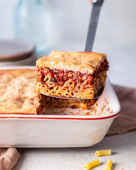 Healthy vegan pastitsio (or pastichio), with layers of pasta, a lentil tomato sauce and creamy bechamel sauce. This Greek pasta bake or lasagna is high protein and an incredible vegan comfort food meal! Vegan Casserole Recipes, Greek Lasagna, Vegan Bolognese, Vegan Casserole, Greek Pasta, Gourmet Vegan, Vegan Comfort Food, Pasta Bake, Food Words