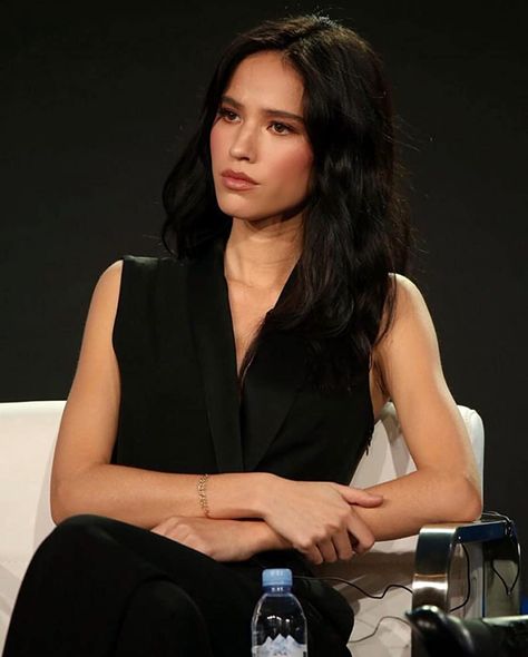 Kelsey Chow, Kelsey Asbille, Dark Hair, Celebrities Female, Hair Inspo, Pretty People, Beautiful People, Makeup Looks, Hair Makeup