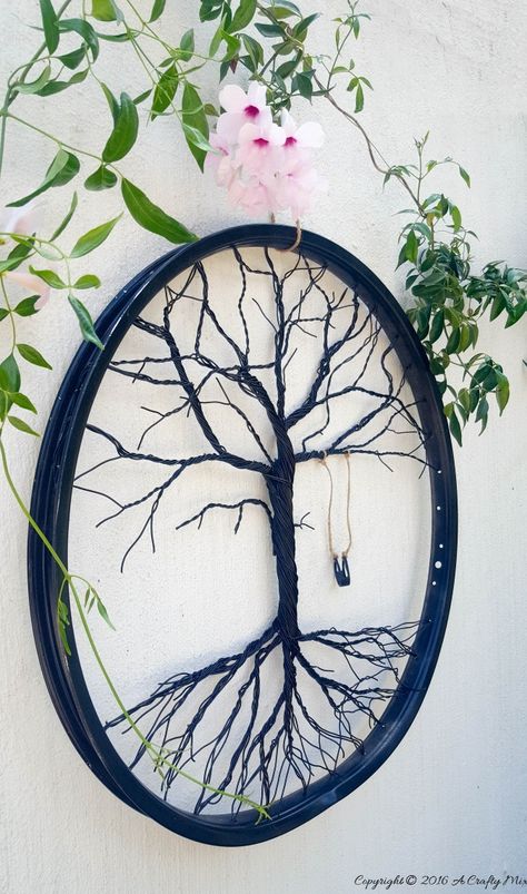 Re-purpose a bicycle wheel and make a tree of life. Full tutorial on the blog Wheel Crafts, Bicycle Rims, Wheel Craft, Old Bicycle, Metal Tree Wall Art, Bicycle Wheel, Bicycle Art, Old Bikes, Bike Wheel