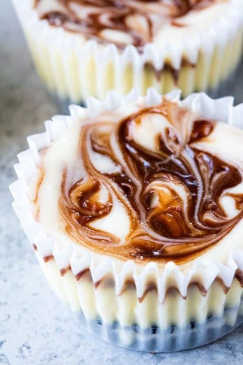 Fudge Swirled Oreo Bottom Cheesecake Cupcakes are a delicious twist on your standard cupcake. It's a fudge swirled mini cheesecake that sits on top of an Oreo cookie. What's not to love? Oreo Bottom Cheesecake, Nutella Cheesecake Bars, Fudge Cheesecake, Cheesecake Cupcake, Cupcakes Oreo, Homemade Hot Fudge, Cheesecake Mix, Oreo Cream, Cafe Delites