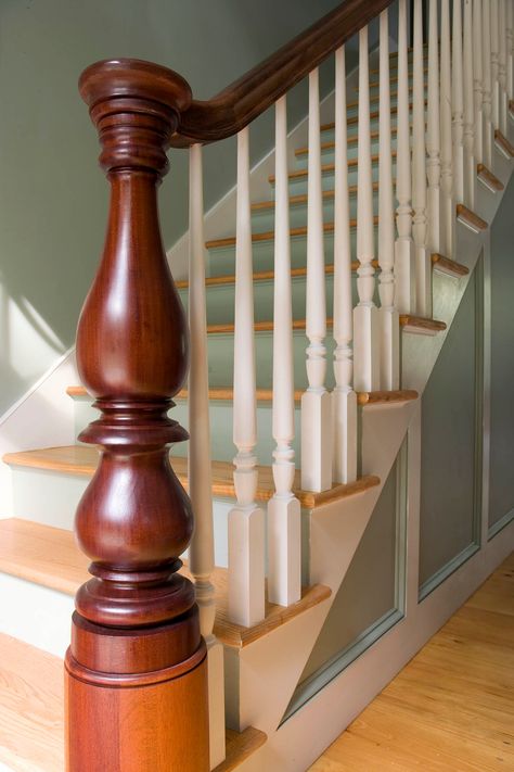 Mary Bearce: Federal - Farmhouse - Staircase - Burlington - by Connor Mill-Built Homes | Houzz Federal Farmhouse, Staircase Newel Post, Cottage Staircase, Farmhouse Staircase, Sarah Taylor, Stair Balusters, Drummond House Plans, Country Dining Rooms, Staircase Railings