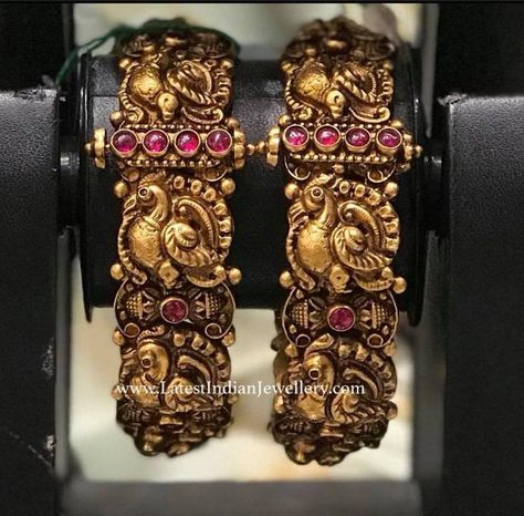 Gold Bangle Designs, Antique Gold Bangle, Gold Jewellery Collection, Temple Jewellery Earrings, Gold Bangles Indian, Gold Temple Jewellery, Antique Necklaces Design, Antique Gold Jewelry Indian, Antique Bridal Jewelry