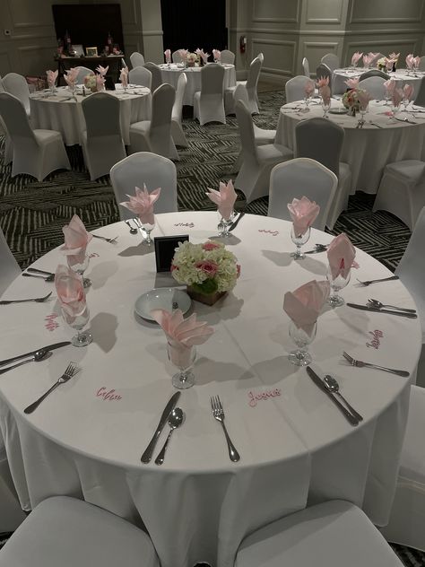 3 Diamond package table display with upgraded colored napkins and seat covers. Quinceanera Main Table Ideas, Quince Court Table, Quince Table, Quinceanera Venue, Quince Court, Xv Ideas, Quince Stuff, Nice Wallpapers, Pink Quince