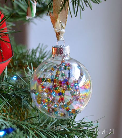 DIY light box || String of beads Christmas Ornaments Tutorial - Sisters, What! Beads Christmas Ornaments, Filled Ornaments, Diy Light Box, Diy Christmas Ornaments Rustic, Christmas Ornaments Diy Kids, Christmas Ornaments Felt, Beaded Ornaments Diy, Colourful Party, Diy Christmas Ball