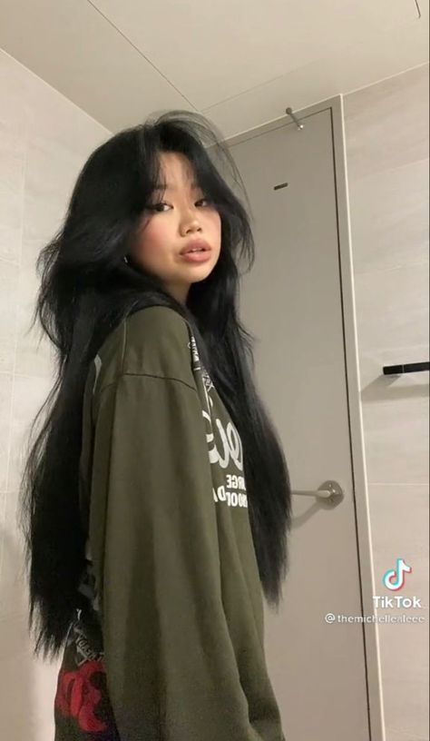 Black Hair Claim, Long Black Hair With Bangs And Layers, Douyin Short Hair, Aesthetic Long Hairstyles, Asian Haircut Long, Fine Black Hair, Long Black Hair Aesthetic, Long Hair Ideas Hairstyles, Hairstyles Asian