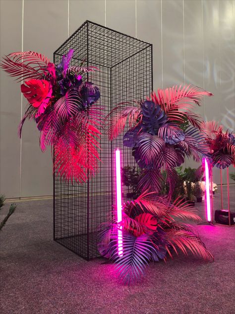 Vitrine Design, Photowall Ideas, Neon Jungle, Decoration Evenementielle, Neon Party, Decoration Originale, Deco Floral, Stage Design, Booth Design