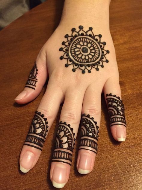 Mehendi On Fingers Simple, Henna Designs Round Simple, Henna Design Mandala, Easy Simple Mehendi Designs For Hands, Hena Mehendi Design Easy, Normal Henna Designs, Mehendi Designs For Hands Simple Kids, Mehandi For Right Hand, Palm Mehndi Design Simple Easy Arabic