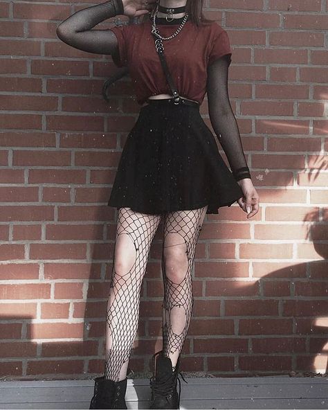 Resultado de imagen para faldas tumblr Vestiti Edgy, Egirl Fashion, Mode Emo, Goth Outfit, Skirt Diy, Mode Kawaii, Mode Grunge, Style Gothic, Rock Punk