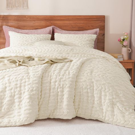 PRICES MAY VARY. Cozy & Warm: Crafted from 280 GSM tufted sherpa fleece on the front and ultra-soft 220 GSM flannel fleece on the reverse, this comforter features 270g of premium polyester microfibre filling for a cloud-like softness. It provides an exceptional level of warmth and comfort that you need to experience to believe. Perfect for snuggling up on cold nights, this faux fur comforter is sure to become your go-to companion for staying warm and cozy all year round. Luxurious Jacquard Desig Cream Color Comforter, Cream Colored Comforters, Winter Bedding Cozy Bedroom, Cream Comforter Bedding, Sherpa Bedding, Neutral Bedding Sets, Soft Comforter Bedding, Fur Comforter, Western Bedroom