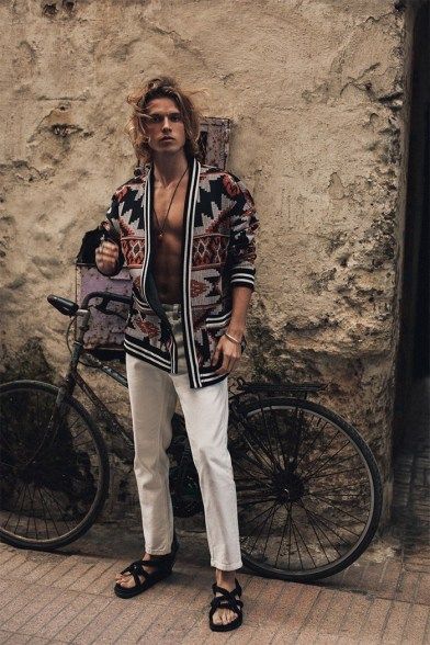 Biel Juste Models Moroccan-Inspired Style for Reserved Biel Juste, Bohemian Outfit Men, Mode Coachella, Coachella Outfit Men, Boho Men Style, Bohemian Style Men, Festival Outfits Men, Moda Hippie, Boho Men