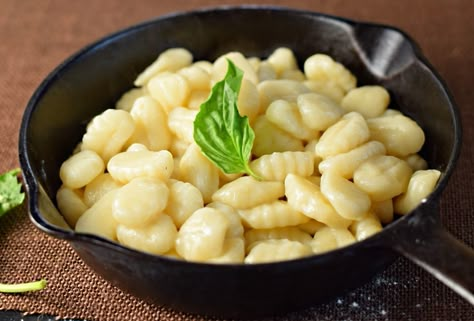 How to make gnocchi from scratch Gnocchi From Scratch, Pasta Receipes, Make Gnocchi, Making Gnocchi, Italian Menu, Homemade Gnocchi, Meatless Main Dishes, Weekend Cooking, Meatless Dinner