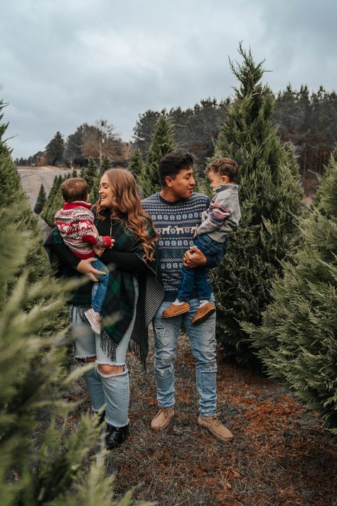 Christmas Tree Farm Family Photo Inspo Outdoor Christmas Tree Farm Photos, Pine Tree Farm Photoshoot, Christmas Minis Tree Farm, Family Photos At Tree Farm, Tree Farm Family Photos Outfit Casual, Southern Christmas Outfit, Pine Tree Photoshoot Family Pictures, Family Of Four Christmas Pictures, Christmas Tractor Photo Shoot