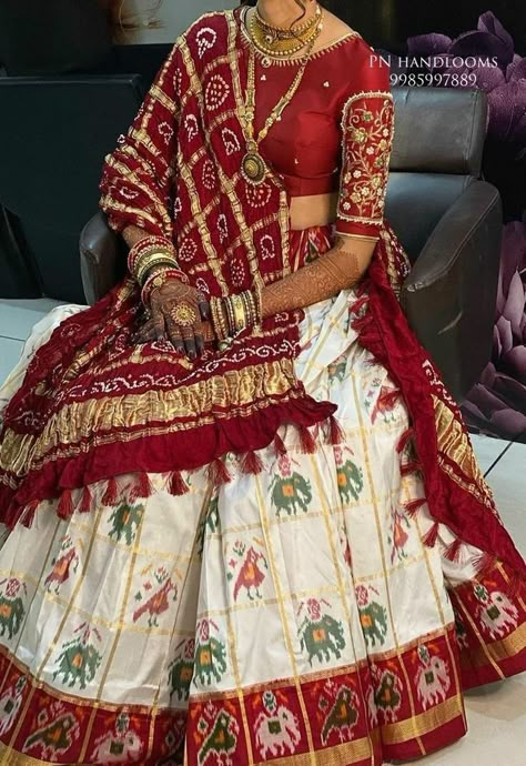 Red And White Lehenga, शादी की तस्वीरें, Maggam Blouse, Designer Bridal Lehenga Choli, Latest Bridal Lehenga, Bandhani Dress, Indian Lehenga Choli, Wedding Lehenga Designs, Lehnga Dress