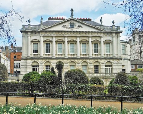 This is Spencer House -- just one of several grand 18th-century mansions that used to line the side of Green Park from Buckingham Palace to Piccadilly. It's also the ancestral home of Princess Diana's family, although it has long since been sold off to the Rothschilds. They don't open for tours very often, but it's worth having a look inside if you can spare a Sunday #spencerhouse #london Buckingham Palace Exterior, English Mansion Exterior, Spencer House London, David Mlinaric, Museum Exterior, London Estate, Buckingham House, English Mansion, London Mansion