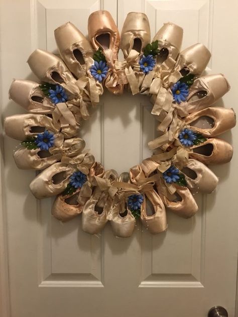 ~ It's a Colorful Life ~ — ~ En Pointe ~ Old Pointe Shoes, Ballet Crafts, Ballet Decor, Ballerina Decor, Dance Crafts, Dance Decorations, Ballet Pointe Shoes, Dance Rooms, Pointe Shoe