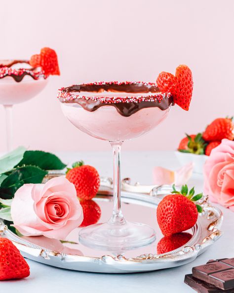 Galentines Cocktails, Strawberry Cocktail Recipe, Cocktail Skewers, Strawberry Martini, Strawberry Cocktail, Valentine Drinks, Valentine Cocktails, White Chocolate Liqueur, Strawberry Cocktails