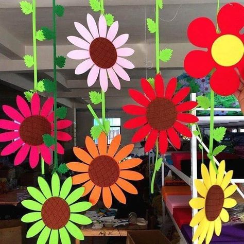 35 Creativity-Boosting Classroom Design Ideas - Matchness.com Spring Classroom, Flower School, Class Decoration, Ponds Backyard, Well Decor, Spring Art, School Decorations, Spring Crafts, Spring Season