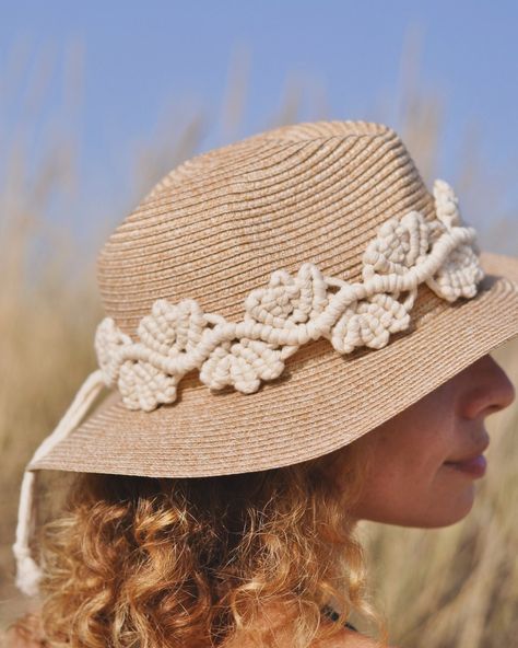 Inspired by nature 🌿 This macrame hat decor can also be used as a belt, necklace, curtain tie or as an addition to a classic wall hanging. This month projects inside your macrame community it’s all about nature, versatility and easy to carry macrame. Knot your macrame while at the beach 🏖️ or on the plane ✈️ Wear it and enjoy the compliments 😉 Fancy joining Your Macrame Community? 40% OFF 48hrs Flash Summer Sale Follow and comment ‘Summer Sale’ to get the link to join the best macrame c... Macrame Hat, Belt Necklace, Hat Decor, Macrame Boho, On The Plane, Macrame Knot, Macrame Patterns Tutorials, Classic Wall, Curtain Ties