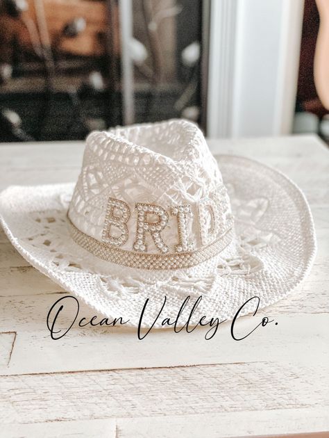 "THIS IS THE ORIGINAL HAT, IF YOU SEE OTHER VENDORS USE THIS PHOTO BE CAUTIOUS OF WHAT YOU'RE BUYING! HATS DO COME IN A BOX NOT A BAG Adjustable Size : Great for head size 56-58CM/22.04\"-22.83\",Brim 9cm/3.5\". Lightweight for carry Customizable - choose up to 6 letters" Western Fancy Dress, Cowgirl Hats Western, Straw Cowgirl Hat, Bride Wedding Photos, White Cowboy Hat, Nashville Bachelorette Party, Cowgirl Bachelorette, Jazz Hat, Summer Hats Beach