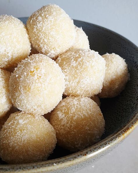 Coconut Bliss Balls, Healthy Mummy Recipes, Lemon And Coconut, Protein Balls Healthy, Mummy Recipes, Healthy Mummy, Healthy Eating Snacks, Clean Eating Desserts, Lemon Coconut