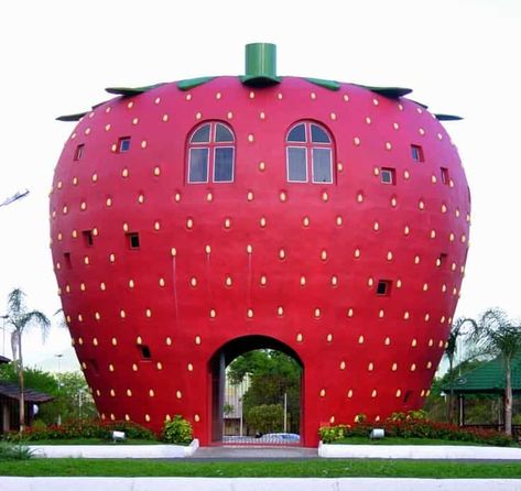 45 Of The Most Famous Buildings In The World With Unconventional Architectural Structure Architecture Cool, Crazy Houses, Unusual Buildings, Unusual Homes, Famous Buildings, Interesting Buildings, Amazing Buildings, Unique Buildings, Unique Houses