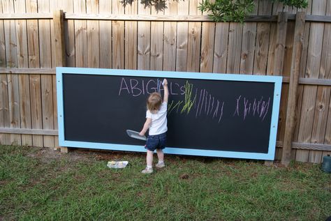 Outdoor chalk board Chalkboard For Kids, Outdoor Chalkboard, Painting Easel, Outdoor Painting, Outdoor Learning Spaces, Outdoor Living Diy, Outdoor Play Spaces, Outdoor Artwork, Deco Jungle