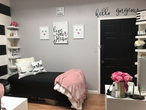 Lash Room Ideas, Waxing Room, Lash Room Decor, Home Beauty Salon, Esthetics Room, Salon Suites Decor, Esthetician Room, Girly Decor, Makeup Room Decor