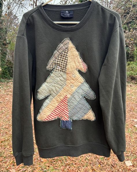 Christmas crewneck with vintage quilted tree! Sized Medium $45 Comment to purchase🥰 #christmassweater #handmade #vintageclothing… | Instagram Christmas Tree Shirt Ideas Diy, Quilted Christmas Tree Sweatshirt, Quilt Patch Shirt, Christmas Diy Sweatshirt, Sweatshirt Quilt How To Make A, Vintage Quilt Clothing, Sweatshirt With Quilt Block, Quilted Applique Sweatshirt, Quilted Christmas Sweatshirt