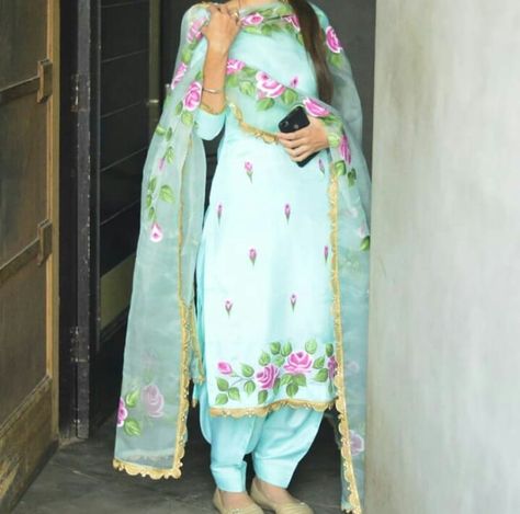 Painted Punjabi Suits, Hand Painted Punjabi Suits, Hand Painted Punjabi, Painting Dupatta, Plazo Suit Design, Designer Punjabi Suits Patiala, Salwar Suit Neck Designs, Painted Suits, Suit Neck Designs