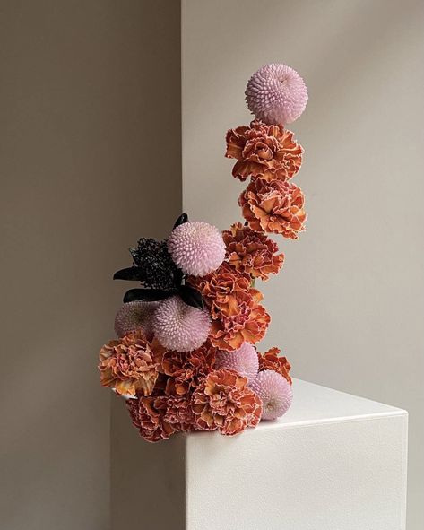 Weird Flower Arrangements, Architectural Flower Arrangements, Avant Garde Flower Arrangements, Futuristic Floral Arrangements, Interesting Flower Arrangements, Avant Garde Floral Arrangements, Peony Floral Arrangements, Abstract Flower Arrangements, Architectural Flowers