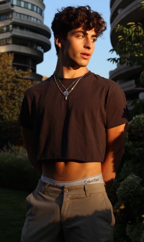 Male crop top Men Crop Top Outfit, Men Crop Top, Mode Queer, Crop Top Boys, Crop Top Men, Gay Outfits, Boys In Crop Tops, Cropped Outfits, Mens Crop Top