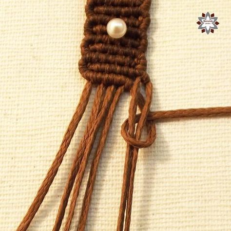 Cavandoli Macrame Tutorial, Micro Macrame Bracelet Tutorial, Cavandoli Macrame, Macrame Tutorial Beginner, Woven Bracelet Tutorial, Micro Macrame Bracelet, Micro Macrame Tutorial, Diy Braided Bracelet, Weaving Book