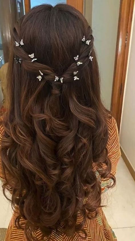 Cute Tea Party Hairstyles, Easy Dama Hairstyles, Cute Hairstyles For Damas, Cute Quince Hairstyles For Short Hair, Homecoming Hairstyles For Layered Hair, Mehndi Hair Styles Pakistani, Hairstyles Damas, Prom Hair With Tiara, Dinner Dance Hairstyles