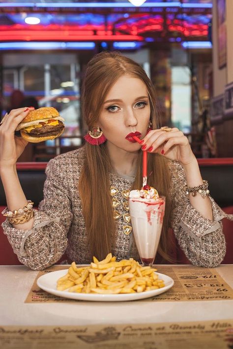 Dress Fashion Editorial, Editorial Photo Shoot, Food Photoshoot, Pasta Fatta In Casa, Retro Diner, Photographie Portrait Inspiration, Eating Food, Foto Casual, Foto Inspiration