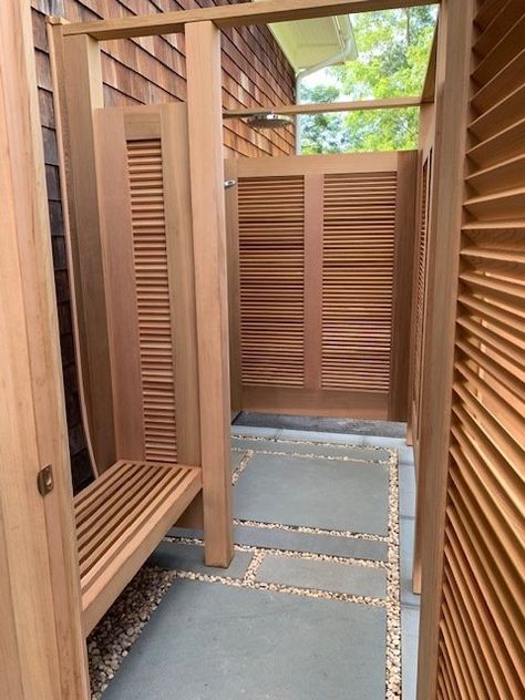 Hamptons Outdoor Showers | Luxury Outdoor Shower Design | Pool Shower Outdoor Shower With Bench, Outdoor Shower Cabin, Outdoor Shower Ideas Private Beach, Outdoor Shower House, Outdoor Shower Enclosure Ideas, Diy Outhouse Bathroom, Outdoor Shower And Toilet, Outdoor Shower Floor Ideas, Outdoor Shower Wood