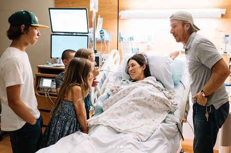 Body Language Experts Analyze Chip And Joanna Gaines With Their New Baby Joanna Gaines Kids, Crew Gaines, Joanna Gaines Baby, Joanna Gaines Family, Joanna Gaines Instagram, Jo Gaines, Fixer Upper Tv Show, Joanne Gaines, Fixer Upper Joanna