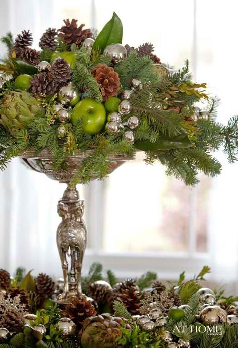 Christmas+Table+Arrangements | 36 Impressive Christmas Table Centerpieces - Decoholic Thanksgiving Table Settings Rustic, Art Floral Noel, Christmas Table Centerpieces, Christmas Centerpiece, Thanksgiving Table Settings, Christmas Arrangements, Christmas Tablescapes, Deco Floral, Noel Christmas