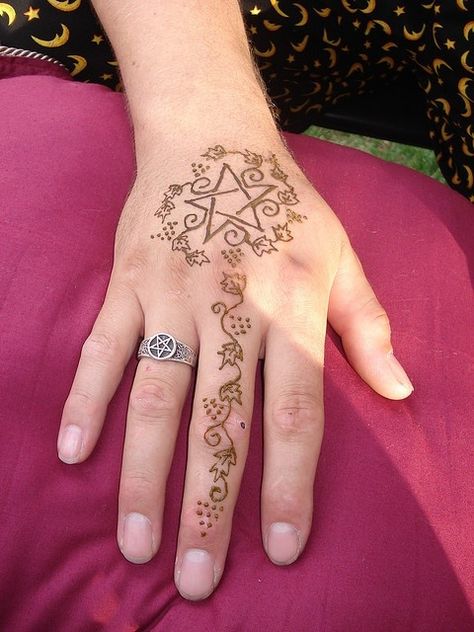 Magick Spells Pentacle Tattoo, Summer Henna, Pagan Tattoo, Henna Ideas, Pagan Crafts, Witchy Crafts, 1 Tattoo, Henna Tattoos, Henna Tattoo Designs