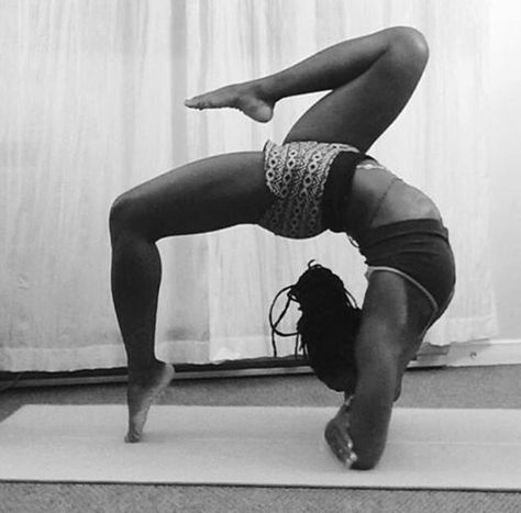 Black Yogis Aesthetic, Wellness Aesthetic Black Woman, Yoga Black Women, 2025 Mindset, Black Gymnast, Dream Yoga, Kemetic Yoga, Yoga Photoshoot, Yoga Aesthetic