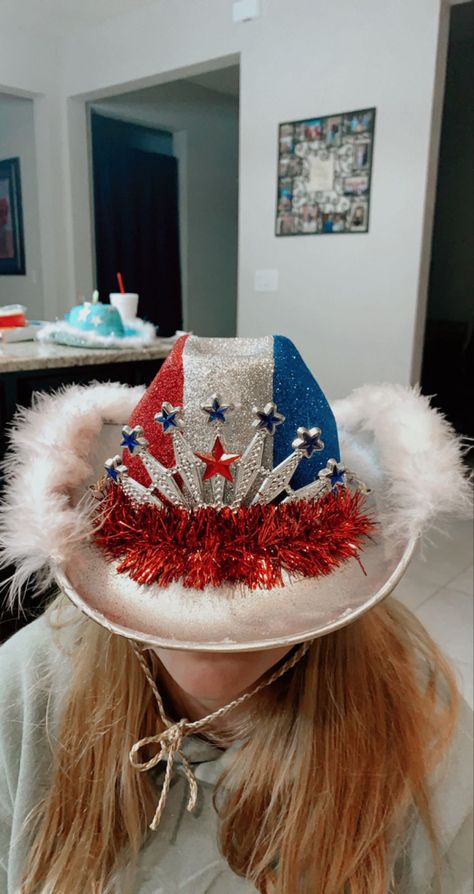 Red White And Blue Cowboy Hat Diy, Fourth Of July Hats Diy, American Theme Outfit, Usa Cowgirl Hat, Usa Cowboy Hat Diy, Preppy Cowboy Costume, Fourth Of July Cowgirl Hat, Red White And Blue Cowboy Hat, 4th Of July Cowgirl Hat