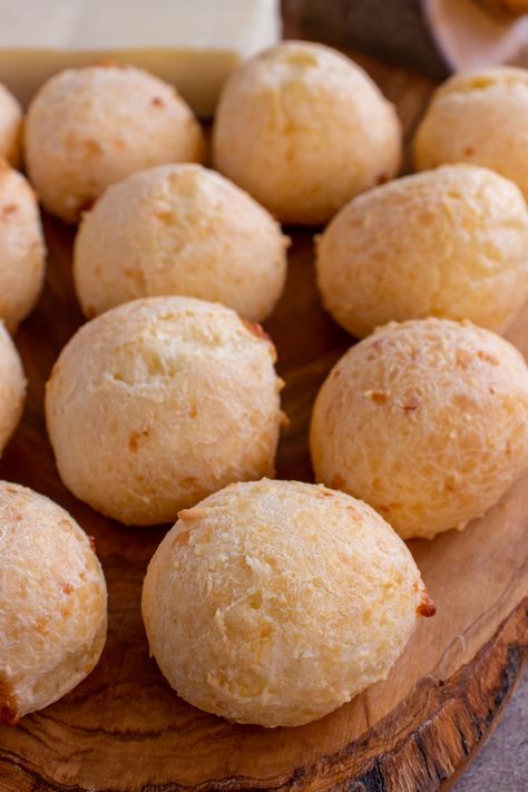 Brazilian Birthday Party Food, Brazilian Party Food, Brazil Bread, Brazil Breakfast, Brazilian Breakfast, Brazilian Cheese Puffs, Brazilian Food Traditional, Brazilian Cheese Bread Recipe, Cheese Bread Rolls