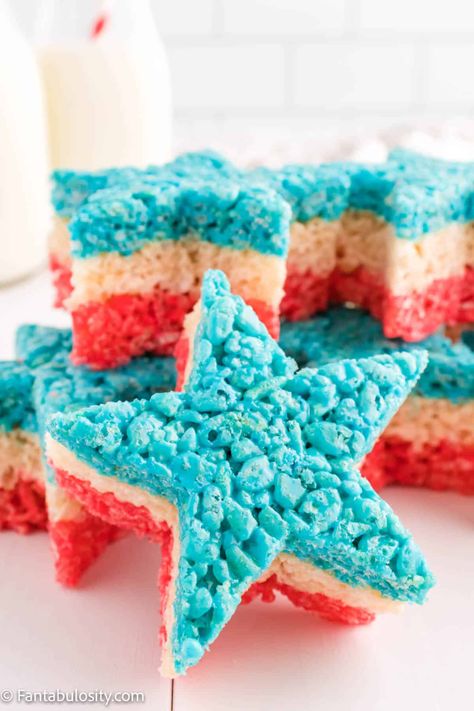 4th Of July Food Rice Krispies, Cute Fourth Of July Food Ideas, 4th Of July Desserts Recipes, Summer Desserts 4th Of July, Dessert Recipes For 4th Of July, Fourth Of July Rice Krispie Treats, 4 Of July Snacks, July 4 Treats, Fourth Of July Baking