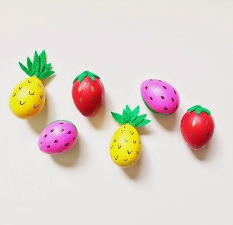 http://craftedbyjen.blogspot.com/2015/03/diy-fruit-inspired-easter-eggs.html Vaskrs Ideje, Fruit Easter, Paper Mache Eggs, Creative Easter Eggs, Easter Egg Art, Fiesta Tropical, Plastic Easter Eggs, Easter Egg Dye, Easter Egg Designs