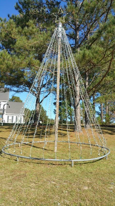 Playground Christmas Decor, Yard Christmas Trees Diy, Outdoor Wire Christmas Tree, Outdoor Christmas Light Tree, Diy Flagpole Christmas Tree, Outdoor Christmas Tree Frame, Diy Outdoor Christmas Tree With Lights, Campsite Christmas Decorating Ideas, Pole Christmas Tree Outdoor