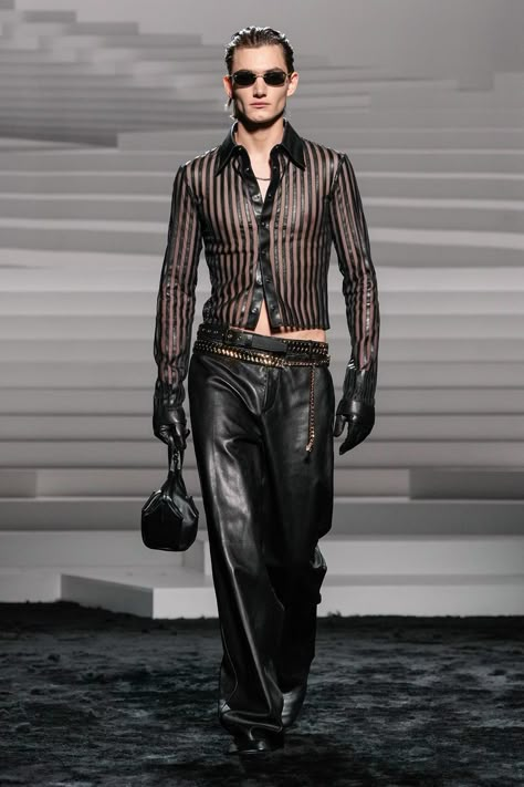 Versace Fall 2024 Ready-to-Wear https://www.vogue.com/fashion-shows/fall-2024-ready-to-wear/versace/slideshow/collection#62 Mens Runway Fashion, 90s Runway Fashion, Versace Fashion, Atelier Versace, Mens Outfit Inspiration, Donatella Versace, Milano Fashion Week, Fall Winter 2024, Female Figure