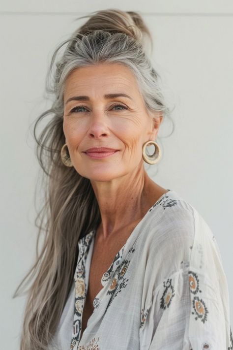 Are you eager to refresh your look and exude a more youthful, vibrant vibe? These 25 hairstyles are guaranteed to help you achieve just that! From chic, modern cuts to face-framing highlights, each of these What To Do With Gray Hair, Face Framing Gray Highlights, Highlights With Grey Hair, Gray Hair Highlights Aging Gracefully, Long Hair Over 60 Aging Gracefully, Gray Hair Hairstyles, Long Grey Hair, Older Hair, Pro Aging