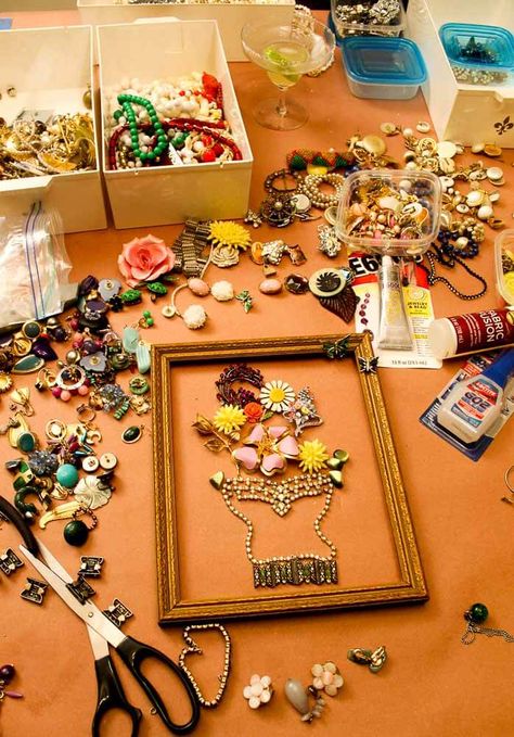 Making art from broken vintage costume jewelry - Denise & I share our tips - Retro Renovation Old Jewelry Crafts, Costume Jewelry Crafts, Vintage Jewelry Ideas, Jewelry Frames, Vintage Jewelry Repurposed, Types Of Jewelry, Retro Renovation, Jewelry Christmas Tree, Vintage Jewelry Crafts