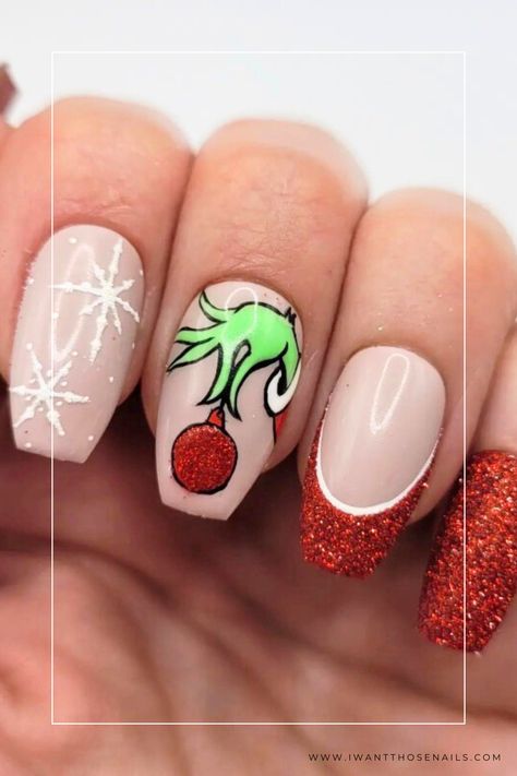 Grinch Nails Designs Christmas Nail Inspo Grinch, Christmas Nail Ideas Short Acrylic, Xmas Nails Christmas Green, Christmas Style Nails, Cute Green Christmas Nails, Cute Festive Nails, Xmas Nails Grinch, Christmas Nail Designs Holiday Nail Art, Cute Nail Designs For Christmas