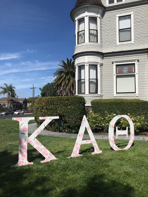 Sorority Backdrop Ideas, Sorority House Interior, Stage Backdrops, Spring Recruitment, Sorority House, Girl Night, Stage Backdrop, Kappa Alpha Theta, Delta Zeta